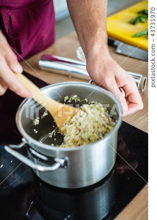 chef making risotto 43731970