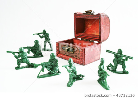 Miniature soldier protecting a treasure chest Miniature soldier protecting a treasure chest 43732136
