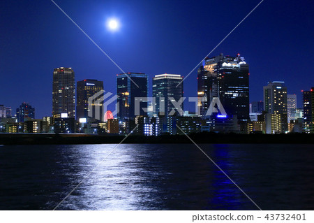 Osaka night view and full moon Osaka night view and full moon 43732401