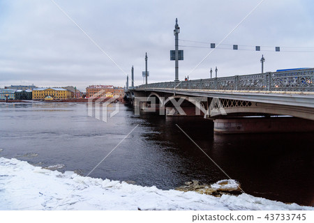 Annunciation Bridge from English Embankment  43733745