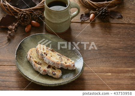 Coffee wreath wood grain background Coffee wreath wood grain background 43733958