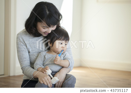 Tooth brushing practice 43735117