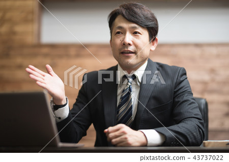 書桌工作·中間人 書桌工作·中間人 43737022