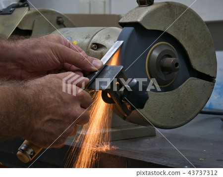 Sharpen tool with an electric double Grinding Bock 43737312