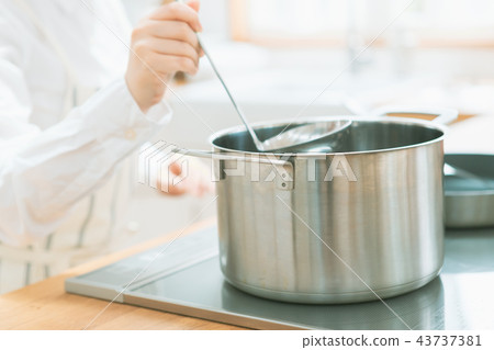 homemaker, pan, pot 43737381