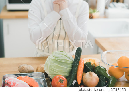 homemaker, housewife, foodstuff 43737453