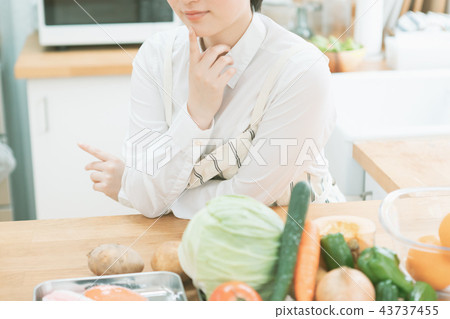 Housewife, housewife, Behave like a spoiled child 43737455