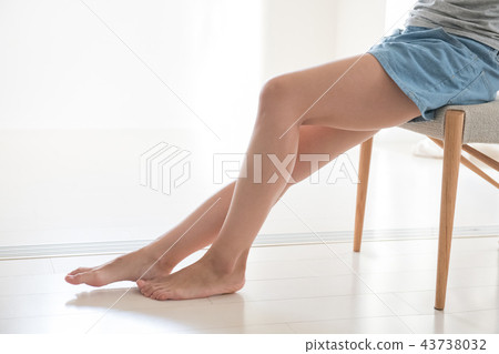 美好的腿年輕日本婦女秀麗 美好的腿年輕日本婦女秀麗 43738032