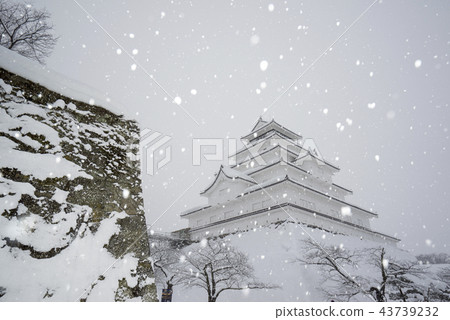 歷史遺址鶴鶴本丸城若松城堡廢墟深深飄落的雪花在城堡塔樓上閃爍大型冬季圖像 43739232