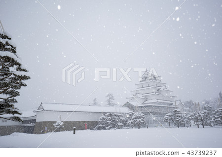 Historic site Wakamatsu Castle Ruins of Tsurugajo Honmaru The deeply falling snow flash on the castle tower Large winter image 43739237