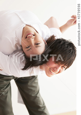 Couple stretching 43739598