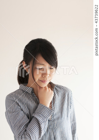 Woman suffering from sore throat Woman suffering from sore throat 43739622