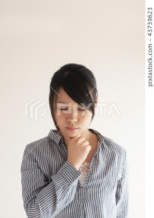 Woman suffering from sore throat Woman suffering from sore throat 43739623