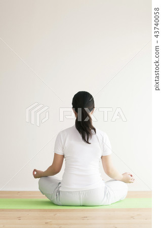 做瑜伽姿勢的婦女背面圖 做瑜伽姿勢的婦女背面圖 43740058