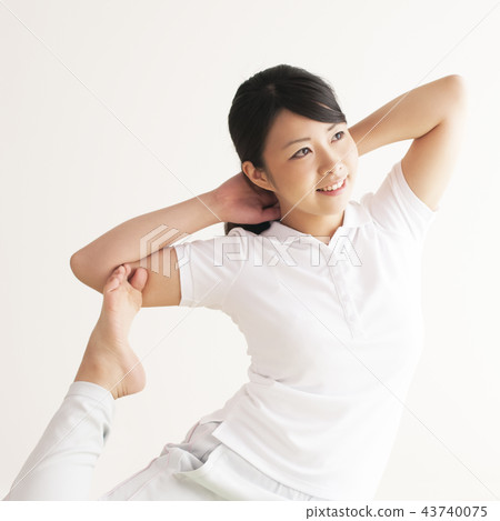 Women stretching 43740075