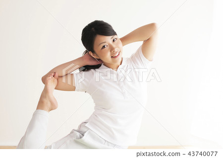 Women stretching 43740077