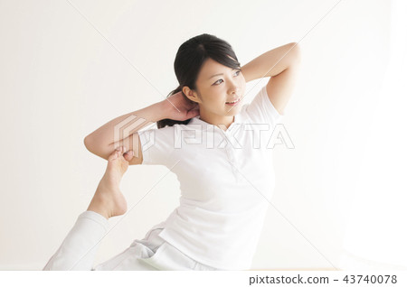 Women stretching 43740078