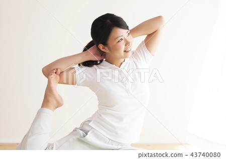 Women stretching 43740080
