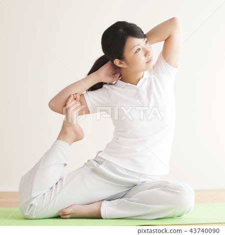 Women stretching 43740090