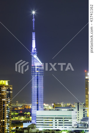 福岡福岡塔美好的夜視圖與白色照明的 43741162