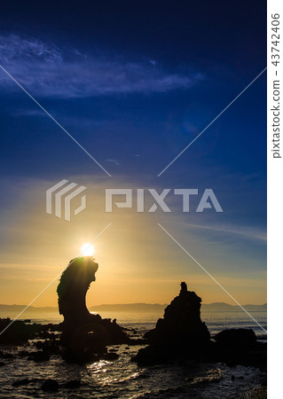 Futagoiwa sunset [Minamishimabara City, Nagasaki Prefecture] 43742406