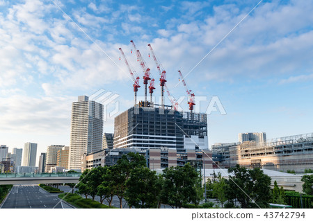 塔式起重機延伸到豐洲的天空 43742794