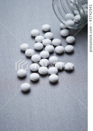 醫療圖像玻璃瓶和白色藥片 43742941