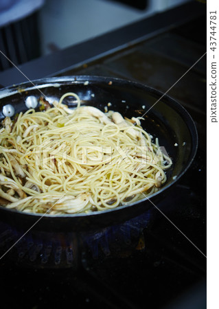 Mushroom oil pasta while cooking in the kitchen, kitchen Mushroom oil pasta while cooking in the kitchen, kitchen 43744781