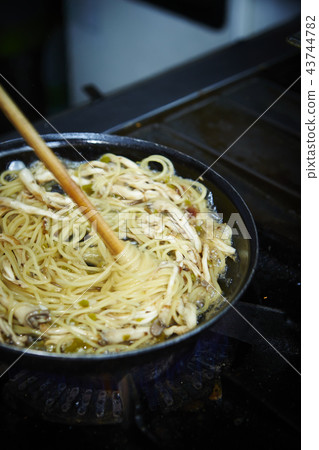 Mushroom oil pasta while cooking in the kitchen, kitchen Mushroom oil pasta while cooking in the kitchen, kitchen 43744782