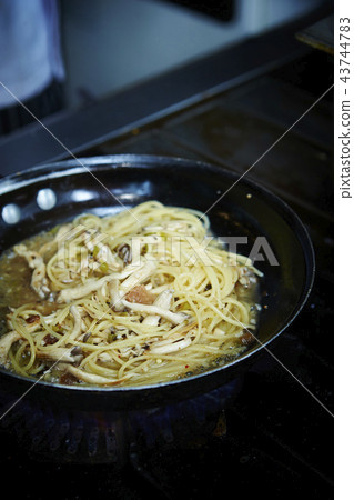 Mushroom oil pasta while cooking in the kitchen, kitchen Mushroom oil pasta while cooking in the kitchen, kitchen 43744783