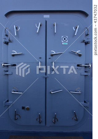 Watertight door of the escort ship Watertight door of the escort ship 43747032