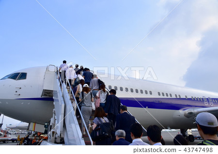 Boarding a passenger aircraft using a ramp 43747498