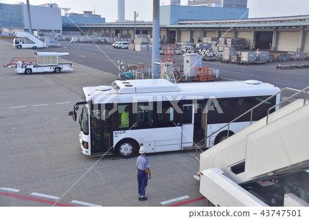 Boarding a passenger aircraft using a ramp Boarding a passenger aircraft using a ramp 43747501