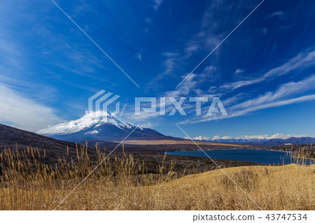 Lake Yamanaka and Mt. Fuji in winter Lake Yamanaka and Mt. Fuji in winter 43747534