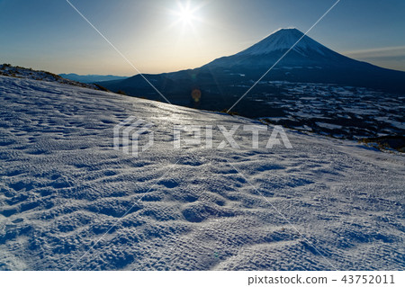 Mt. Fuji and the sunrise seen from Ryugatake in heavy snow 43752011