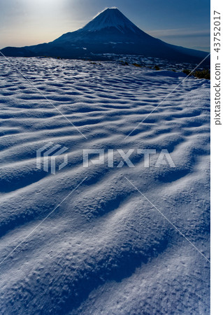 富士山和從大雪的Ryugatake看到的日出 43752017