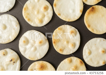 Boil rice crackers on a hot plate 43753256