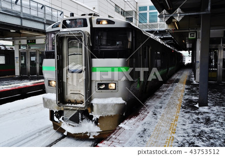 Hakodate main line ordinary train (series 733) stopping at Otaru Tsukiko Station 43753512