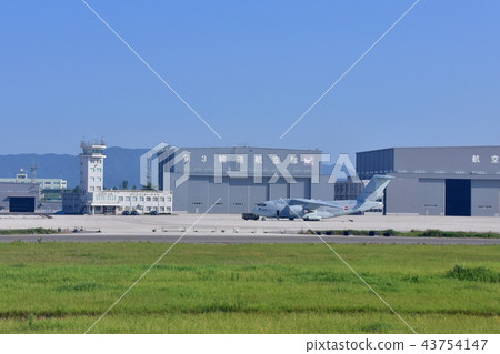 停泊在基地停機坪上的航空自衛隊C-2運輸機 停泊在基地停機坪上的航空自衛隊C-2運輸機 43754147