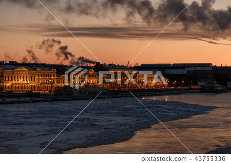 English Embankment at sunset in winter 43755336