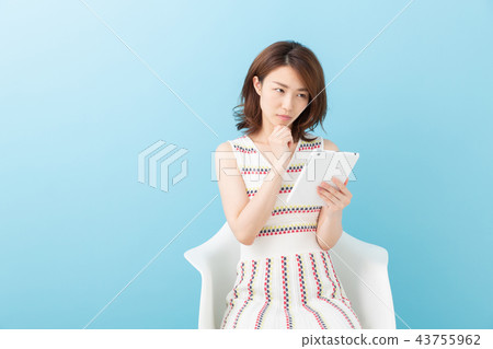 我想起了一個平板電腦的女人 我想起了一個平板電腦的女人 43755962