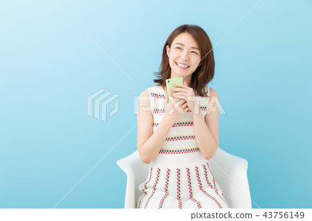 觀看智能手機的婦女 43756149