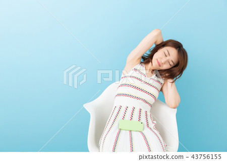睡覺的女人和智能手機 睡覺的女人和智能手機 43756155