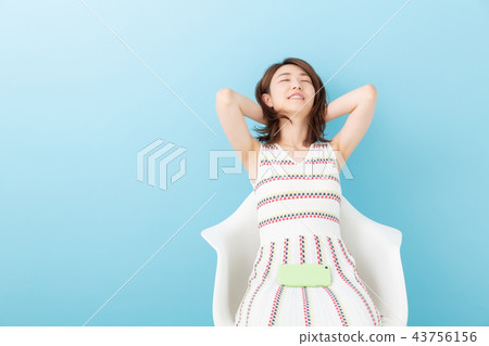 睡覺的女人和智能手機 睡覺的女人和智能手機 43756156