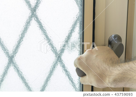 打開門把手和男性手 43759093