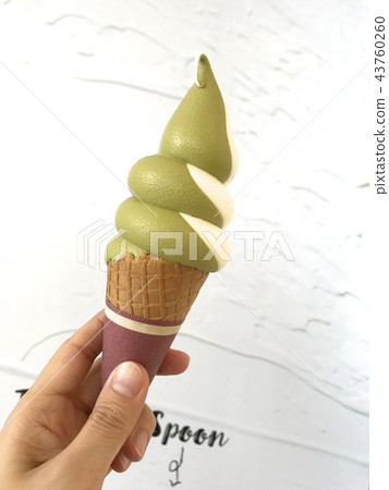 手拿著混合抹茶和香草軟冰淇淋 43760260