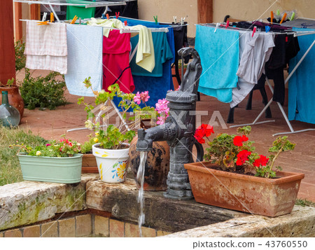 Water well and drying clothes - Moratinos 43760550