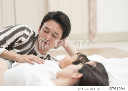 Father who puts a child to sleep 43761004