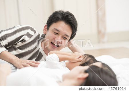 Father who puts a child to sleep Father who puts a child to sleep 43761014