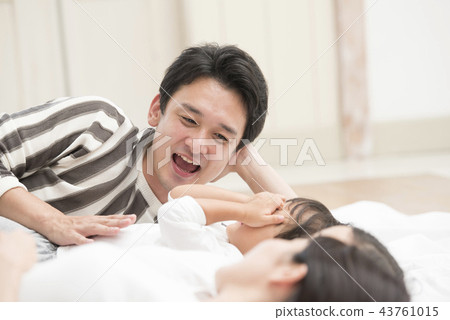 讓孩子入睡的父親 43761015